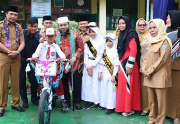 Serahkan bantuan sepeda, Siswa dan Walimurid, Guru berswafoto bersama Walikota Helmi Hasan.