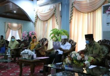 Helmi Hasan saat menggelar press converence di hadapan awak media, Senin (30/3/20).