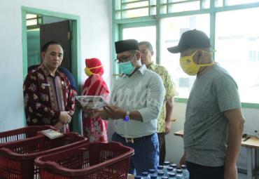 Pastikan produksi masker berjalan dengan baik, Wakil Gubernur Bengkulu Dedy Ermansyah meninjau langsung proses pembuatan masker di Balai Latihan Kerja (BLK) Provinsi Bengkulu, Kamis (2/4).