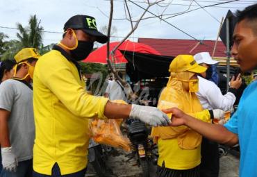 Waka I DPRD Musi Rawas Firdaus Cik Olah bersama Fraksi Golkar membagikan masker gratis.