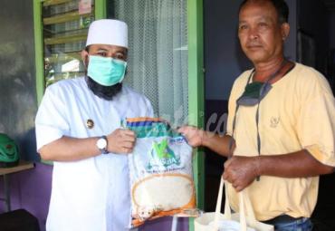 Walikota Bengkulu Helmi Hasan membagikan beras bantuan Baznas ke rumah warga.