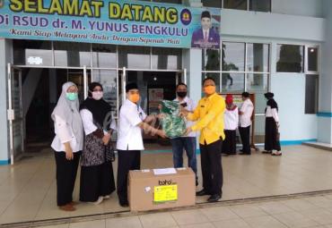 Ketua Fraksi Golkar DPRD Provinsi Bengkulu, Sumardi, MM saat menyerahkan bantuan APD ke RSUD M. Yunus.