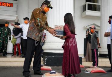 Ihsan saat ikut menyalurkan bantuan bahan pangan kepada masyarakat Kepahiang di kantor bupati Kepahiang, Jumat (17/4).