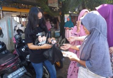 Relawan Agusrin - Izda Putra membagikan masker dan vitamin ke warga.