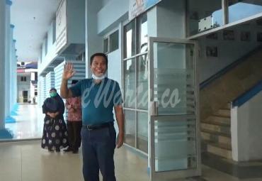 HE (54), pasien pertama positif Covid-19 dinyatakan sembuh oleh tim kesehatan RSUD M. Yunus