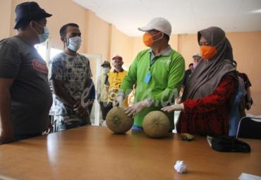 Gubernur Bengkulu memborong langsung 1,3 ton buah melon di sekretariat Kaba Hill Kota Bengkulu pada Ahad (19/04).