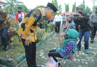 Siapa mereka? Yaitu sopir angkot, tukang ojek, tukang becak, pedagang kantin sekolah, kelompok disabilitas, kuli panggul, karyawan yang di PHK.