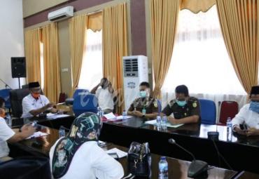 Tim Anggaran Pemerintah Daerah (TAPD) Pemkot Bengkulu Rabu (8/4/2020) membahas anggaran sebesar Rp204 miliar untuk penanganan wabah Covid-19 di ruang Hidayah kantor Walikota Bengkulu. Rapat didampingi oleh aparat penegak hukum (APH) dari Kejaksaan Negeri Bengkulu dan BPK.