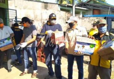 Saat pendistribusian berlangsung, Plt Kadis PUPR Kota Bengkulu Noprisman serta Kabid cipta karya Maas Syabirin Thaher dan Kabid SDA Yosef Peri yorizal turut serta membantu mengantarkan rasmie door to door ke rumah warga.