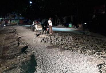 Dinas PUPR lakukan tambal lubang jalan di jalur padat lalu lintas dan meresahkan pengendara.