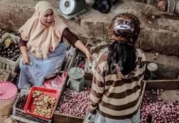 Terlihat salah satu pedagang bawah merah di pasar tradisional.