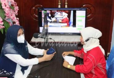 Direktur RSHD kota Bengkulu, dr. Lista Cerlyviera saat live streaming menyapa masyarakat Kota Bengkulu, Jumat (1/5/20). 