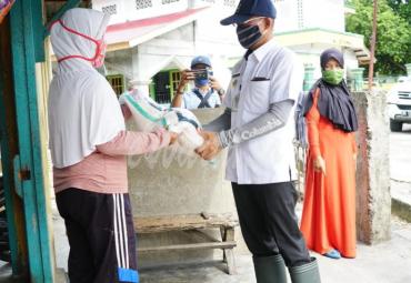 Bupati Gusnan Mulyadi menyerahkan bantuan beras 10Kg untuk warga terdampak covid-19 di Bengkulu Selatan.