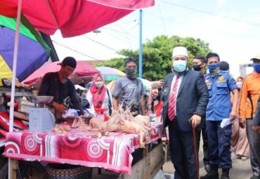 Walikota Bengkulu Helmi Hasan dan wawali Dedy Wahyudi turun langsung ke pasar Panorama ikut membagi-bagikan masker kepada pedagang di sepanjang jalan belimbing.