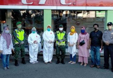 Di sekitar kawasan pasar minggu ia bersama petugas dari Dinkes Kota Bengkulu ia melakukan random sampling rapid test Covid-19 kepada 12 orang secara acak (random) di tempat yang berbeda-beda.