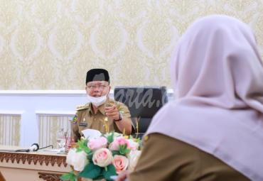 Gubernur Rohidin usai pimpin Rapat Pembahasan Permohonan Peningkatan Status Ruas Jalan di Kabupaten Bengkulu Tengah Menjadi Ruas Jalan Provinsi, di Gedung Daerah Balai Raya Semarak Bengkulu, Selasa (02/06).
