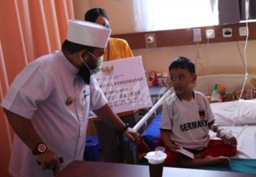 Walikota Bengkulu Helmi Hasan didampingi Wakil Walikota Dedy Wahyudi langsung menjenguknya yang tengah dirawat, Rabu (3/06/20).