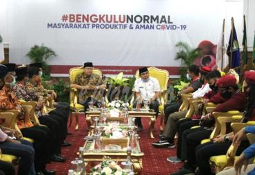 Gubernur Bengkulu Rohidin Mersyah menerima audensi gabungan organisasi Mahasiswa Cipayung Plus Bengkulu (HMI, PMKRI, GMKI, GMNI,  PMII, IMM, KMMI), Jum'at (12/6) di Gedung Daerah Balai Raya Semarak Bengkulu. 