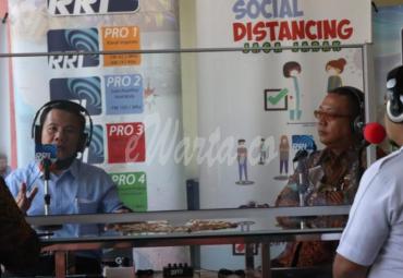 Dialog interaktif ini juga dihadiri Ketua Komisi Penyiaran Indonesia Daerah (KPID) Bengkulu, Ratimnuh dan Ketua Persatuan Wartawan Indonesia (PWI) Bengkulu Zacky Antony.
