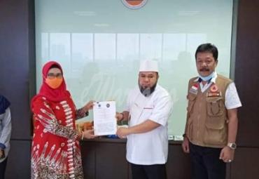 Serah terima bantuan hibah tersebut secara simbolis berlangsung di gedung lantai 8 BNPB, Rabu (1/7/20).