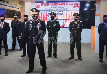 Wakil Walikota Bengkulu Dedy Wahyudi Rabu pagi (1/7/2020) mewakili Walikota Bengkulu Helmi Hasan menghadiri upacara peringatan hari Bhayangkara ke-74 di Mapolres Bengkulu. Upacara dilakukan secara virtual di dalam ruangan Command Center.