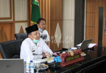Sekda Hamka Sabri, saat usai mengikuti rapat virtual Pembahasan Pengajuan Evaluasi Raperda tentang Perubahan RPJMD Provinsi Bengkulu Tahun 2016-2020 bersama Ditjen BIna Bangda Kemendagri RI, di ruang Rafflesia Kantor Gubernur Bengkulu, Rabu (8/7).