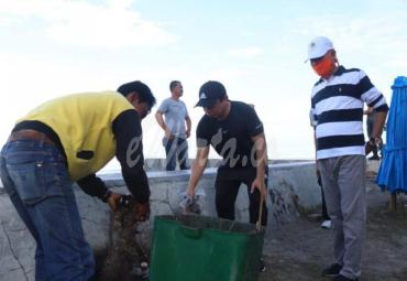 Wawako Bengkulu ikut serta membersihkan sampah dikawasan pantai panjang, Jumat (10/7/20).