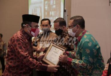penghargaan kepada empat Kepala Daerah
