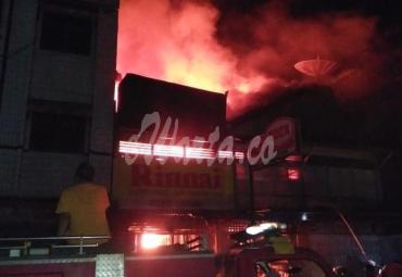 tiga unit toko milik warga setempat ludes terbakar, Sabtu (29/08/2020).