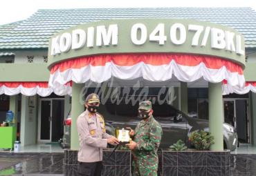 Kapolres Bengkulu saat mengunjungi Kodim 0407/Bengkulu