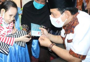 Wawali Berikan e-KTP Warga Disabilitas