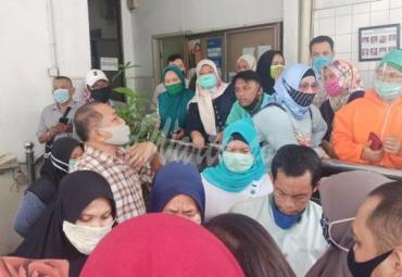 Perawat dan Paramedis saat melakukan aksi unjuk rasa