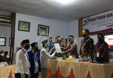 pasangan calon yang mendaftarpasangan calon yang mendaftar di KPU