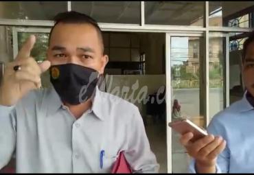 Penasihat Hukum Sarozinema Laia, SH saat diwawancari