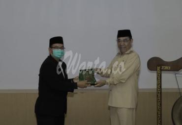 Hijazi Terima Penghargaan Sebagai Tokoh Peduli Pendidikan