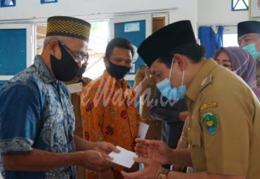 Penyerahan bantuan operasional (BOp) secara simbolis kepada RT, RW, Linmas dan tokoh adat di Kelurahan Sumber jaya, Kecamatan Kampung Melayu, Senin (12/10/2020).