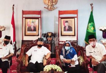 Rapat koordinasi (rakor) bersama Menteri Bidang Politik, Hukum, dan Keamanan (Menpolhukam) dalam rangka sinergitas kebijakan pemerintah pusat dan daerah dalam pelaksanaan Regulasi Omnibus Law secara virtual di Balai Kota, Rabu (14/10/2020).