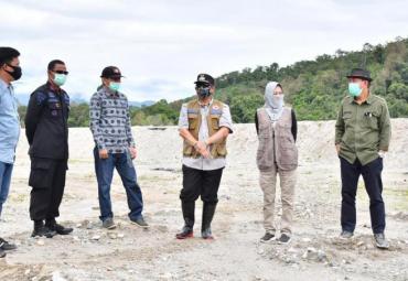 Meninjau sungai Ronkong