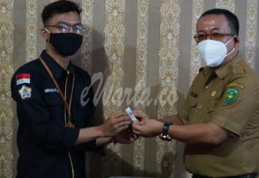 Plt Kadis Kominfosan Berikan Emas sebagai Apresiasi Mahasiswa Jurnalistik Terbaik