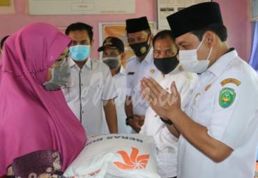 Penyaluran PKH oleh Plt Walikota Dedy Wahyudi