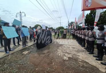 Unjuk Rasa di KPU Provinsi Bengkulu