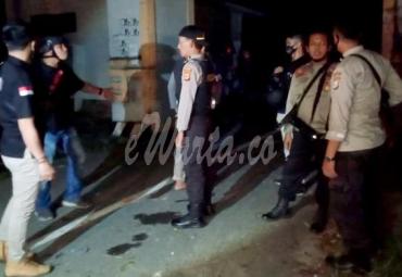 Polisi berjaga di sekitar lokasi bentrokan
