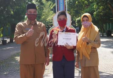 Muhammad Adi Brata Tata Negoro Saputra bersama Kepala MTsN 2 Kota Kediri dan guru pembimbing. (Foto: Istimewa)