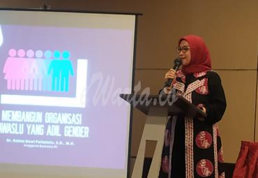 Anggota Bawaslu Ratna Dewi Pettalolo menjadi pembicara dalam acara Peran Perempuan dalam Penguatan Kelembagaan: Membangun Organisasi Bawaslu Adil Gender, di Malang, Jumat, (6/11/2020).