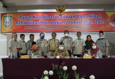 Sekda Hamka Sabri, saat membuka secara resmi Rapat Koordinasi Evaluasi Progres Dana Hibah Rehabilitasi Dan Rekonstruksi Pasca Bencana Banjir dan Tanah Longsor, di hotel ternama  Kota Bengkul, Selasa (2/11).