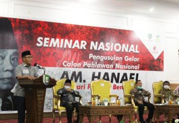 (Plt) Gubernur Bengkulu H. Dedy Ermasnyah dalam sambutan pada kegiatan Seminar Nasional Pengusulan Gelar Calon Pahlawan Nasional A.M Hanafi dari Provinsi Bengkulu, Selasa (17/11) bertempat di Gedung Daerah Balai Raya Semarak Bengkulu. 