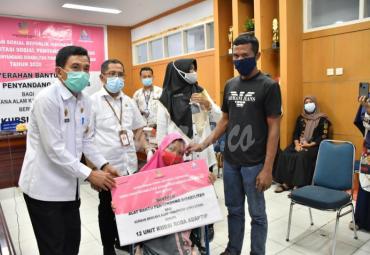 Kemensos Beri Bantuan Penyandang Disabilitas Korban Banjir Bandang di Lutra