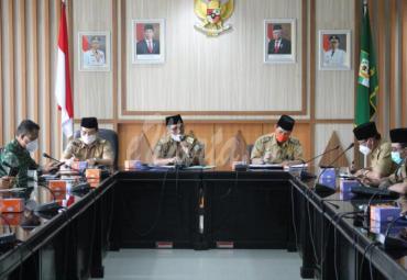 rapat Pembahasan Permasalahan Penanganan Kasus Covid-19 di Provinsi Bengkulu, di Ruang Rapat Rafflesia Kantor Gubernur Bengkulu, Senin (23/11) siang