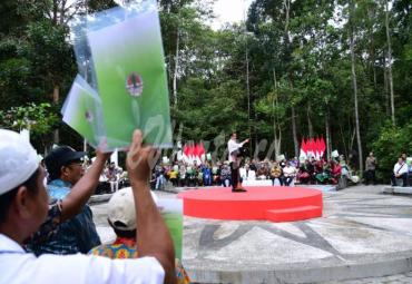 Presiden Joko Widodo menyerahkan 41 Surat Keputusan (SK) Perhutanan Sosial untuk 20.890 kepala keluarga di Provinsi Riau. (presidenri.go.id)