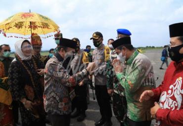 Menag dan rombongan disambut Kakanwil Kemenag Aceh (Foto: Rikie)
